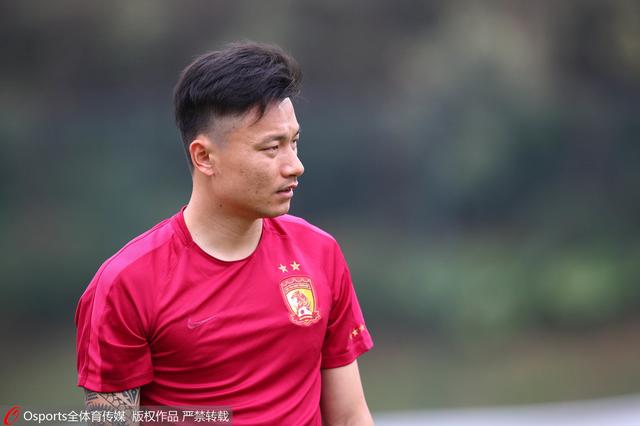还没等他们搞明白为什么叶家嫡系成员也跪了一地，他们便被万龙殿的将士呵斥着纷纷又跪了下来。